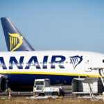 Un homme risque d’être aspiré hors d’un vol Ryanair après avoir dépassé le hublot.