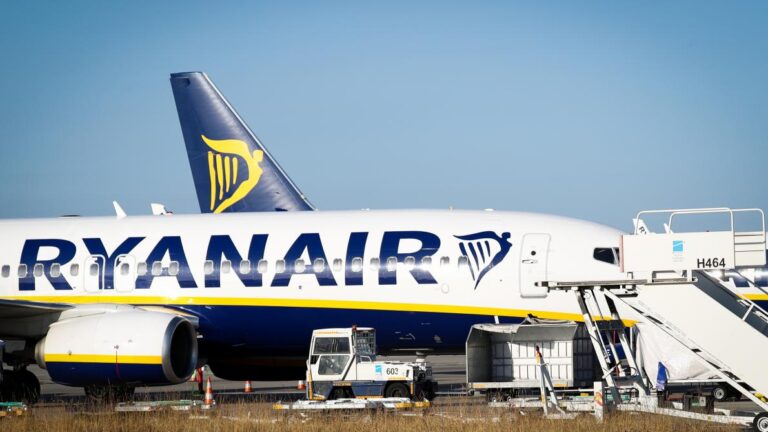 Un homme risque d’être aspiré hors d’un vol Ryanair après avoir dépassé le hublot.