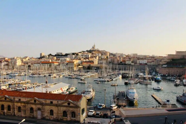 Domicilier une entreprise à Marseille : avantages et opportunités pour les entrepreneurs.