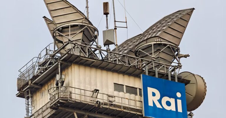 Bataille sur l’audiovisuel public en Italie : tensions croissantes entre acteurs politiques et médias.