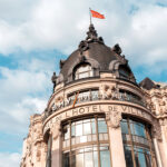 Shein s’implante en France, provoquant des changements dans les comportements d’achat.