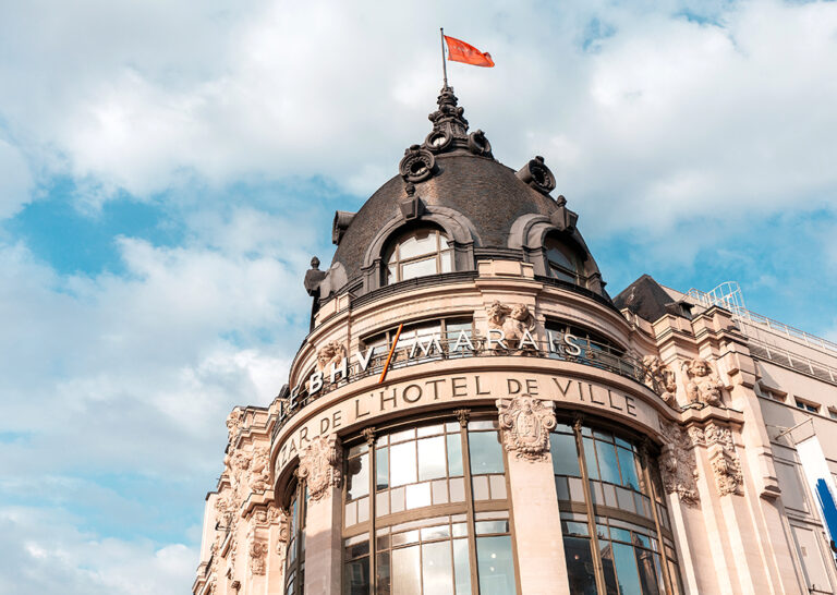 Shein s’implante en France, provoquant des changements dans les comportements d’achat.