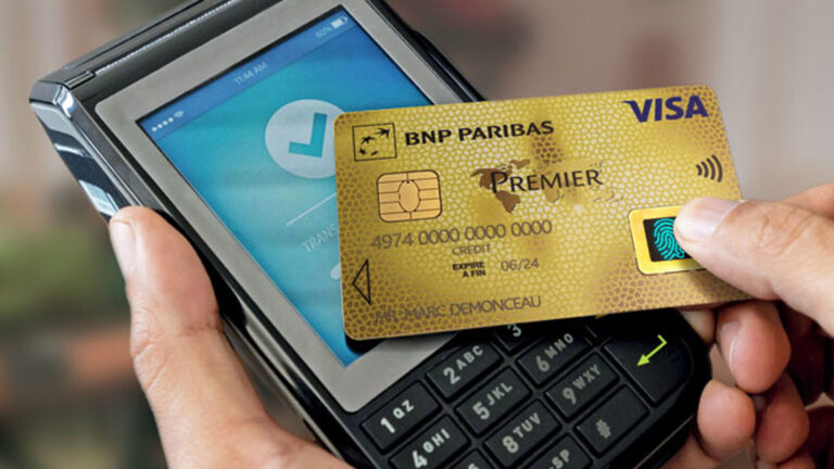 La carte bancaire biométrique s’implante en France, réduisant les plafonds de paiement.