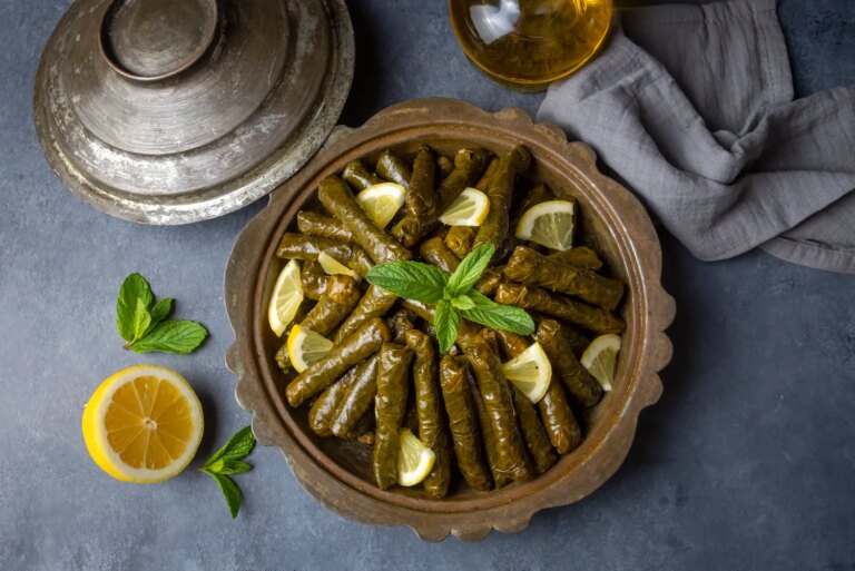 Feuilles de vigne farcies et rouleaux d’été : des recettes traditionnelles méditerranéennes.