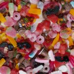Deux substances interdites détectées dans des bonbons en France, alerte des autorités sanitaires.