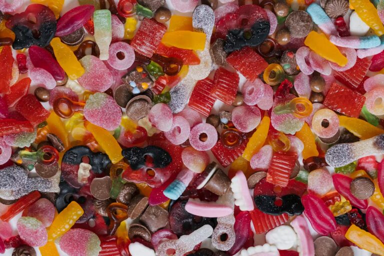 Deux substances interdites détectées dans des bonbons en France, alerte des autorités sanitaires.