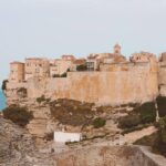 À Bonifacio, la Biennale d&rsquo;art De Renava suscite des tensions lors de la fête locale.