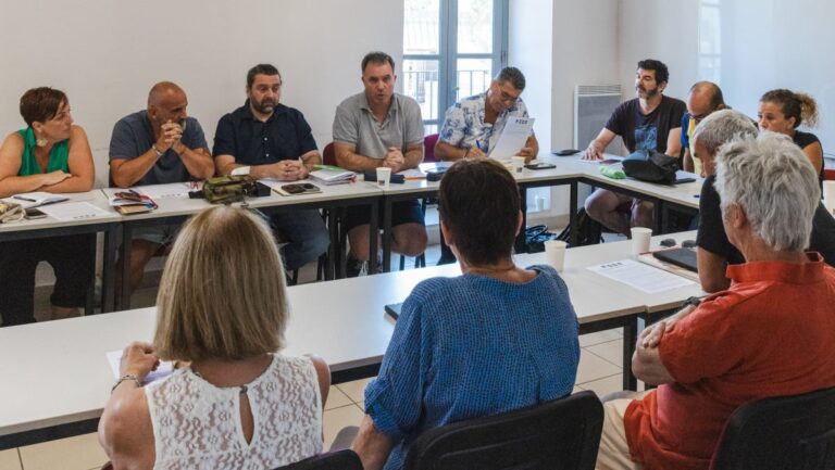 La CGT d’Arles annonce la poursuite des luttes sans trêve estivale.