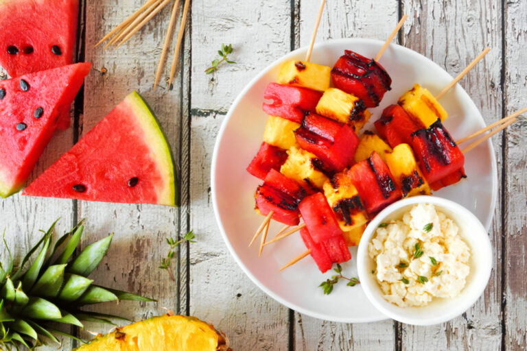 Brochettes de pastèque et d’ananas avec trempette de feta : une recette estivale simple à réaliser