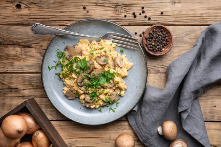 Recette de brouillade aux champignons : une préparation simple pour les amateurs de cuisine française.