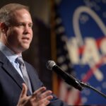 Ex-chef de la NASA remet en question les plans de l’atterrisseur Artemis pour la Lune.