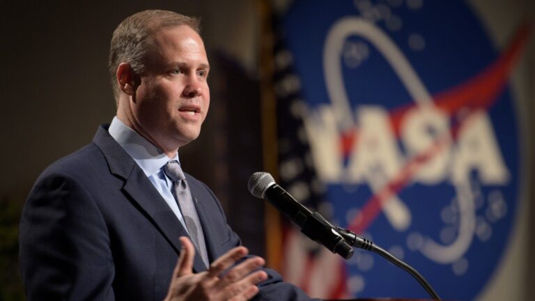 Ex-chef de la NASA remet en question les plans de l’atterrisseur Artemis pour la Lune.