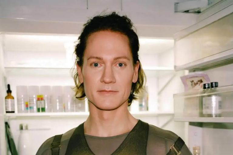 Transformation d’un multimillionnaire investissant des millions dans des technologies anti-âge.