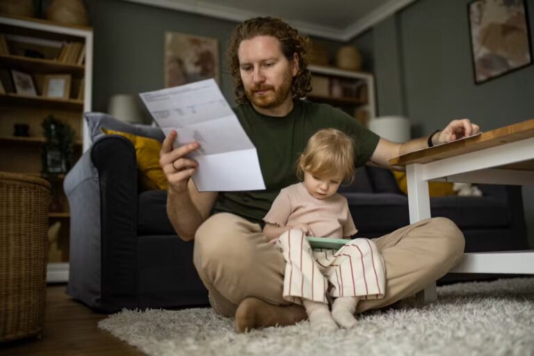 Trois dépenses mensuelles souvent négligées par les parents dans leur budget familial