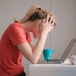 Le Sénat rejette un rapport sur le burn-out, écartant la reconnaissance de la souffrance psychique comme maladie professionnelle.