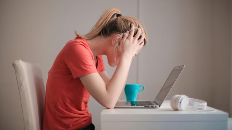 Le Sénat rejette un rapport sur le burn-out, écartant la reconnaissance de la souffrance psychique comme maladie professionnelle.
