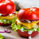 Recette de burger de tomate à tester : un plat végétal innovant pour les amateurs de cuisine.