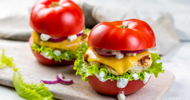 Recette de burger de tomate à tester : un plat végétal innovant pour les amateurs de cuisine.
