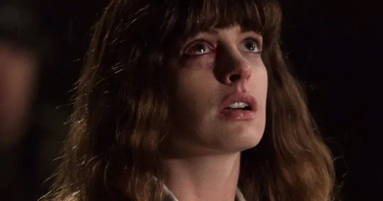 Anne Hathaway s’engage dans Colossal, un film sur la perception des géants.