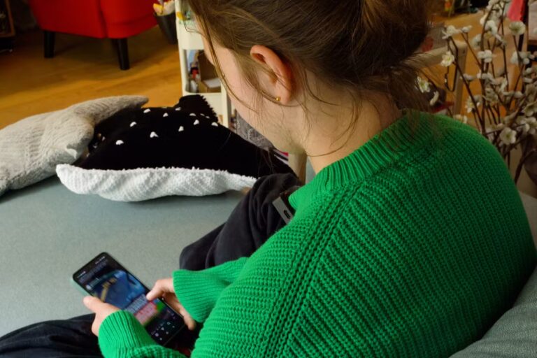TikTok : Zoé témoigne des dangers d’une mode suicidaire sur la plateforme.