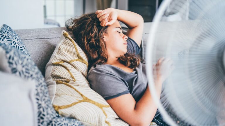 Déshydratation : symptômes à surveiller après la canicule, selon les autorités sanitaires.