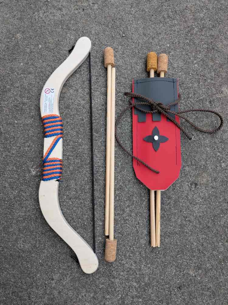 Arc en bois fournis avec des projectiles en bois avec embout en liège avec ou sans carquois