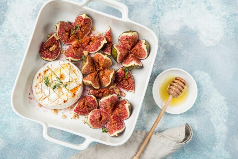 Recette de Camembert cuit aux figues, noix et miel pour une dégustation gourmande en France
