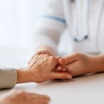 Une IA française réduit les traitements lourds pour le cancer du sein chez des patientes.