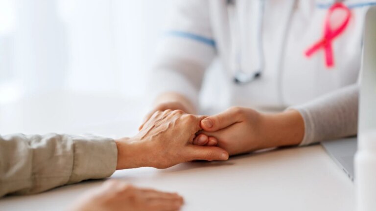 Une IA française réduit les traitements lourds pour le cancer du sein chez des patientes.