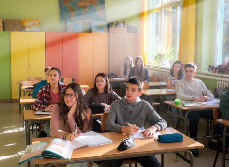 Nouveau plan du gouvernement pour protéger les élèves lors des vagues de chaleur à l’école.