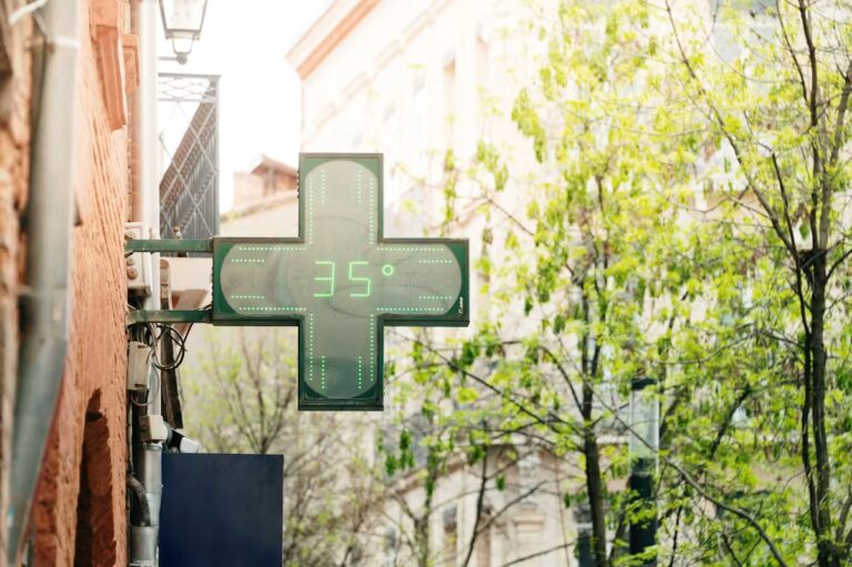 Canicule : mesures préventives des autorités sanitaires face à la chaleur intense prévue.