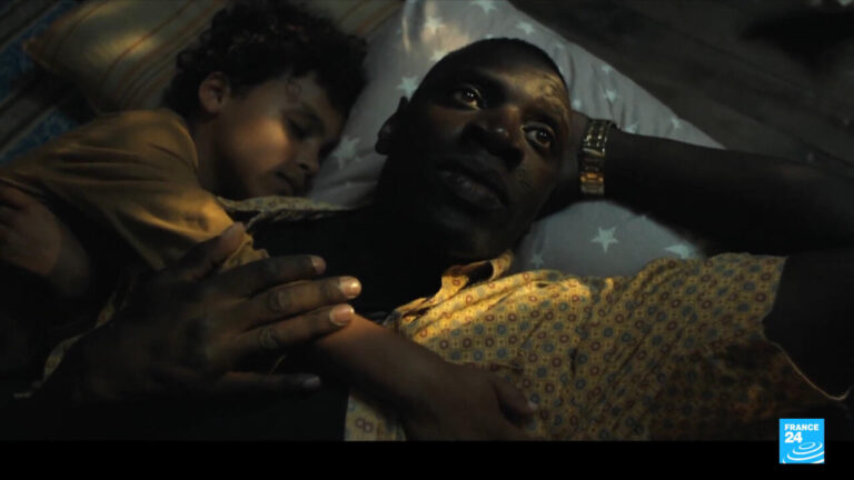 Omar Sy incarne un passeur de migrants dans « Le passage » – Une représentation réaliste.