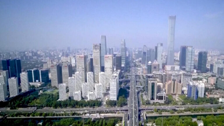 La Chine ralentit sa croissance tandis que ses exportations atteignent des niveaux records