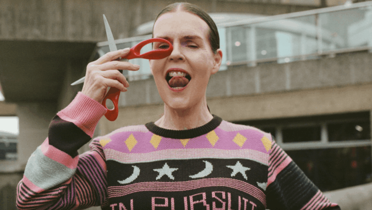 Linder présente une rétrospective dédiée à Blackpool au sein de Blind Magazine.