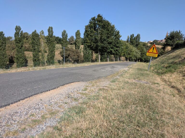 Travaux de réfection et élargissement de la route menant à la déchetterie et l’école à Caraman.