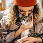 Caresser un chat révèle des traits de personnalité selon une étude scientifique.