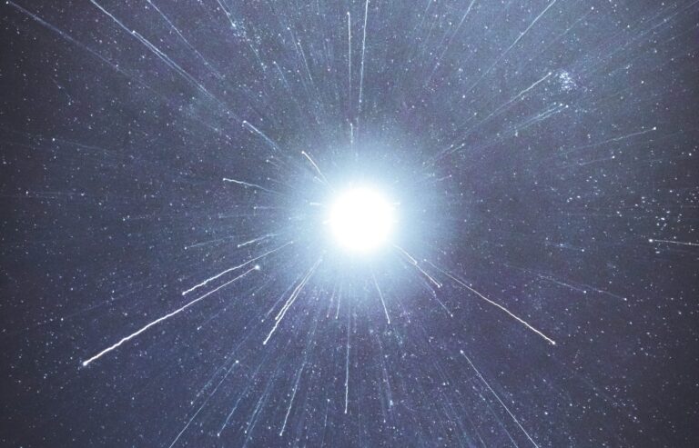 Des lasers créent des photons dans le vide, révélant des propriétés inattendues de l’espace.