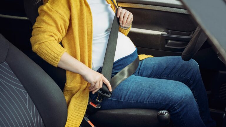 Les ceintures de sécurité en voiture inadaptées mettent en danger les femmes enceintes en France.