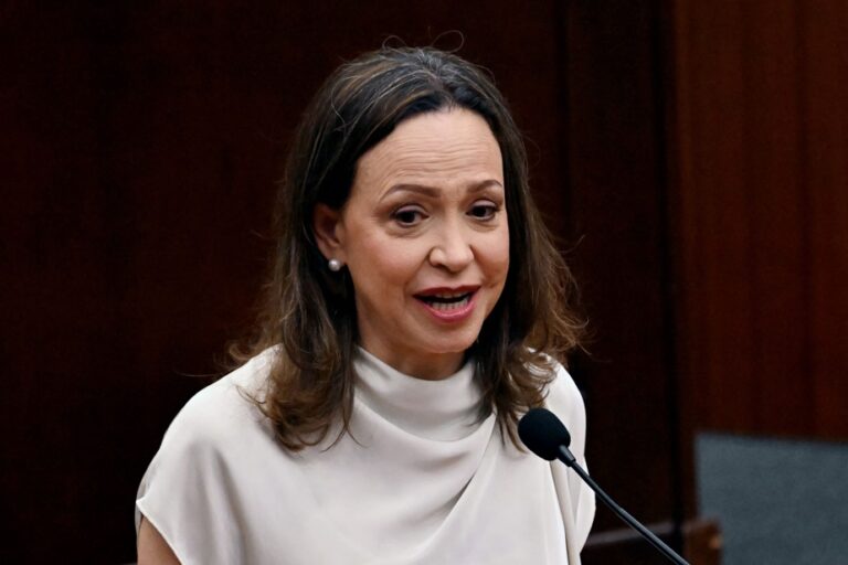 Machado, cheffe de l’opposition, refuse de participer au dialogue avec le gouvernement.