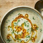 Recette de soupe de champignons et beurre de pignons de pin par la cheffe Claire Thomson