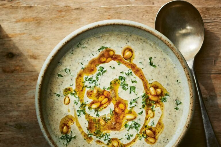 Recette de soupe de champignons et beurre de pignons de pin par la cheffe Claire Thomson