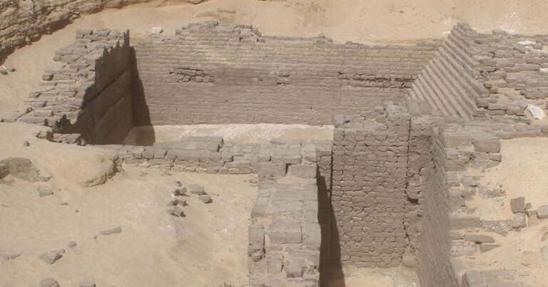 Découverte de deux tombes anciennes en Égypte révélant des éléments sur l’architecture funéraire