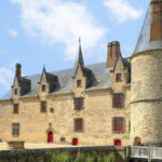 Exposition au château de Bois Orcan : Claude Viallat explore couleur et matière en Bretagne