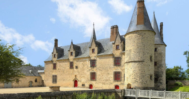 Exposition au château de Bois Orcan : Claude Viallat explore couleur et matière en Bretagne