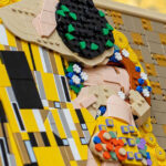 LEGO présente un ensemble de construction inspiré du tableau Le Baiser de Klimt.