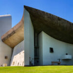 La chapelle de Ronchamp de Le Corbusier : analyse d&rsquo;un chef-d&rsquo;œuvre de l&rsquo;architecture moderne.