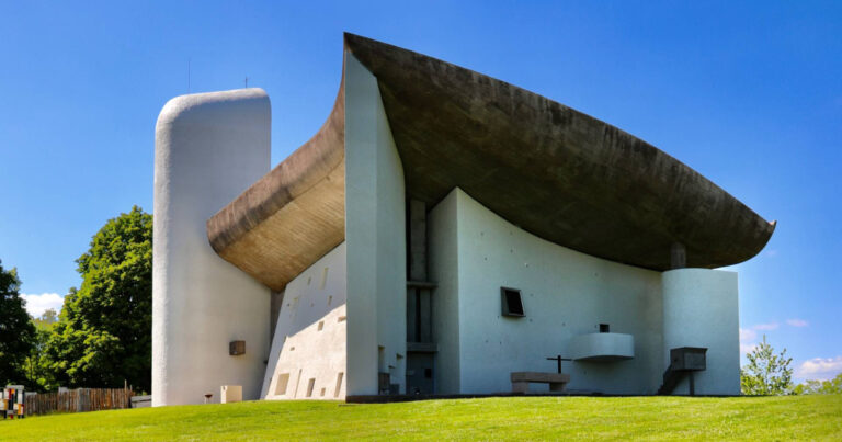 La chapelle de Ronchamp de Le Corbusier : analyse d’un chef-d’œuvre de l’architecture moderne.