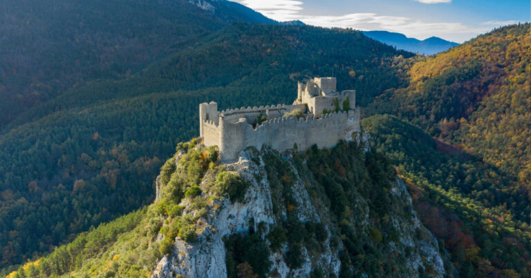 La France compte 56 sites classés au patrimoine mondial de l’Unesco, dont les plages du Débarquement et les châteaux cathares.