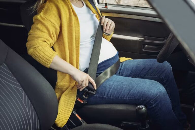 Enceinte, 90 % des femmes ne portent pas correctement leur ceinture de sécurité, selon une étude