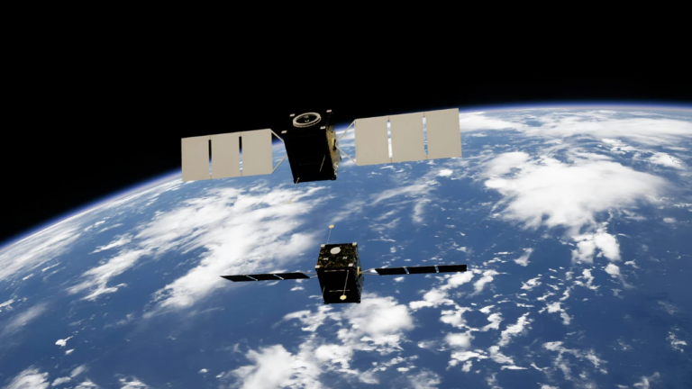 Jeff Bezos projette des serveurs IA dans l’espace, suscitant des inquiétudes environnementales.